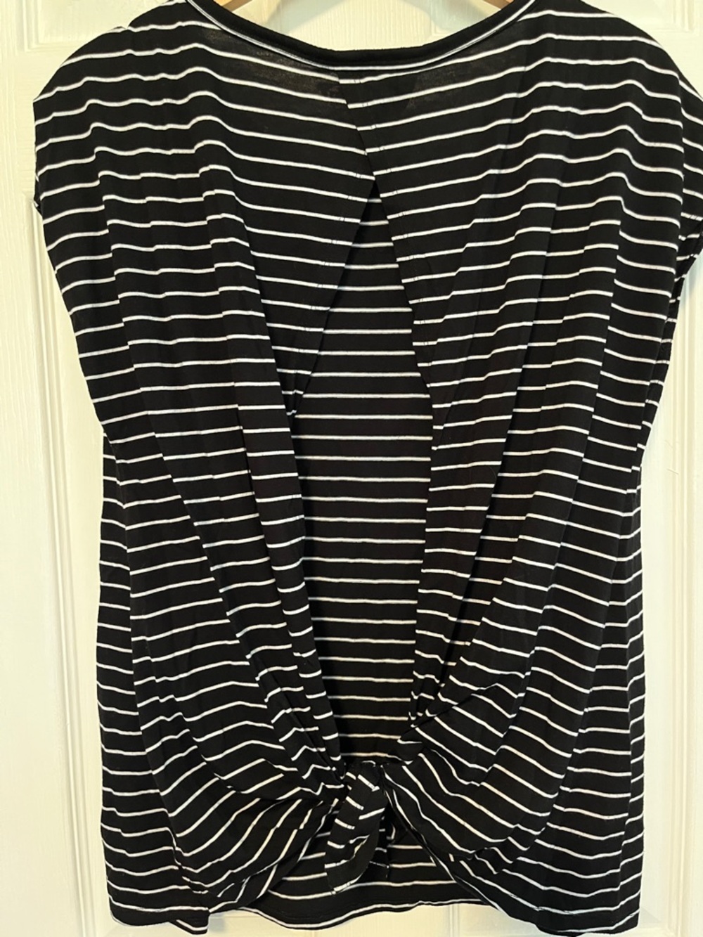Old Navy Active Open Back Black & White Striped Short Sleeve Tee - Picture 3 of 4